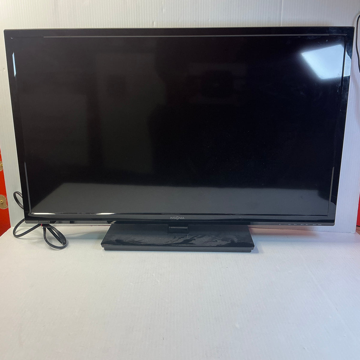 Insignia 32" LED TV