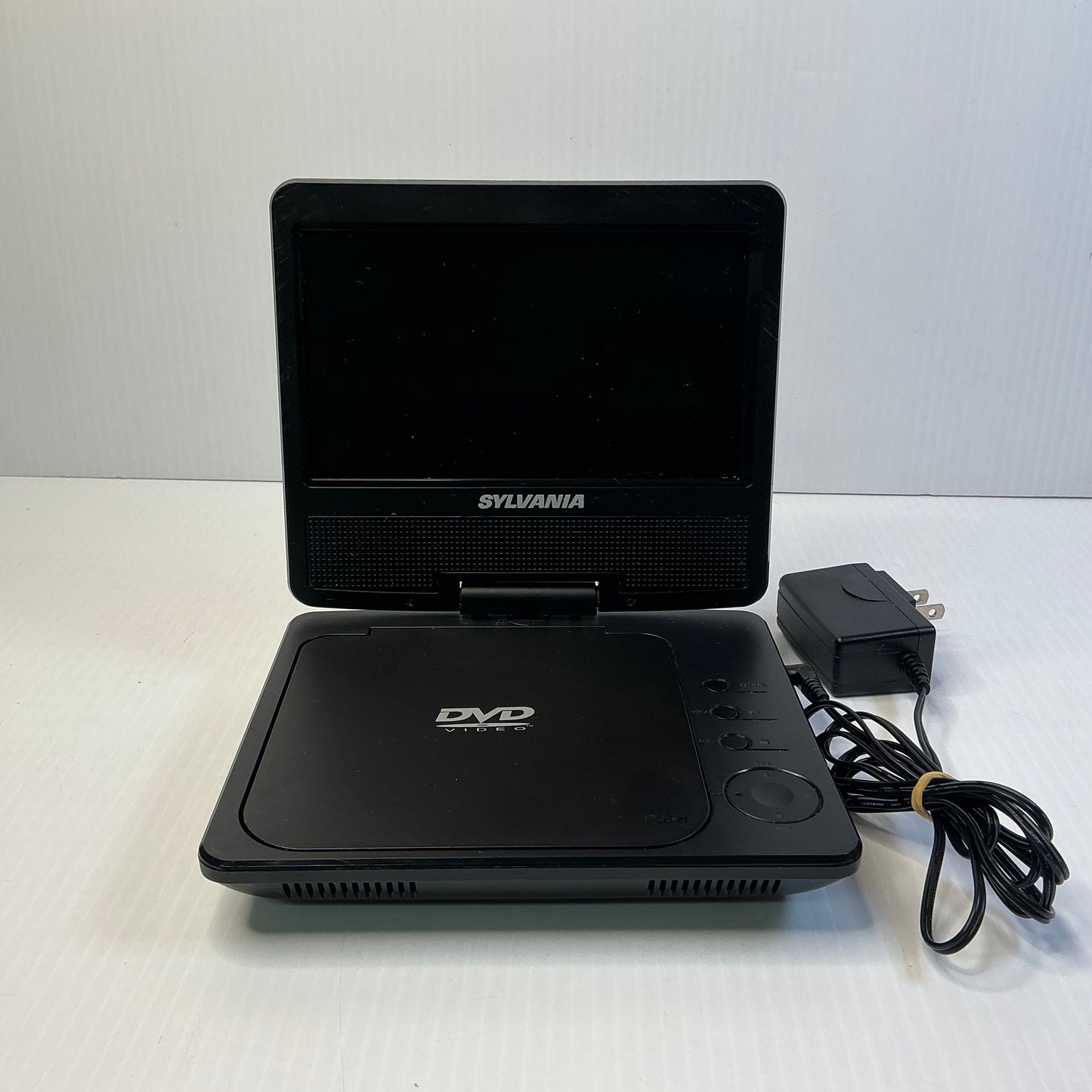 Sylvania Portable DVD Player Model: SDVD7040B