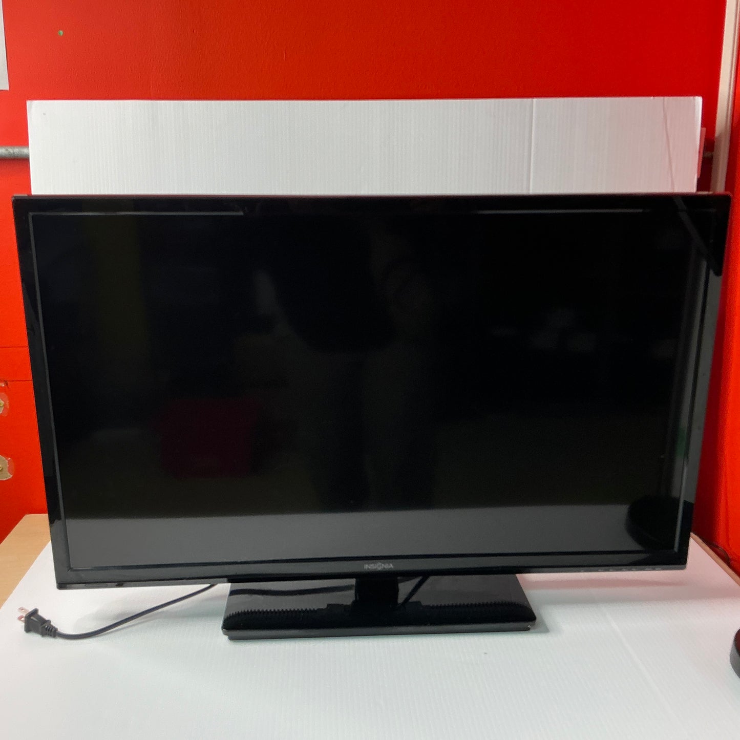 Insignia 32' LCD TV