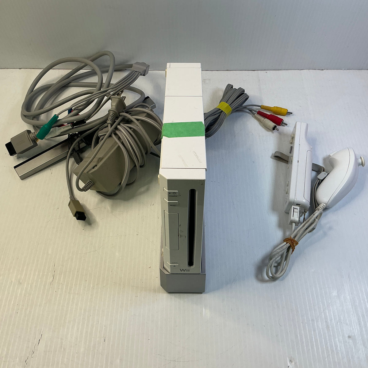 Nintendo Wii (w/ Nunchucks)