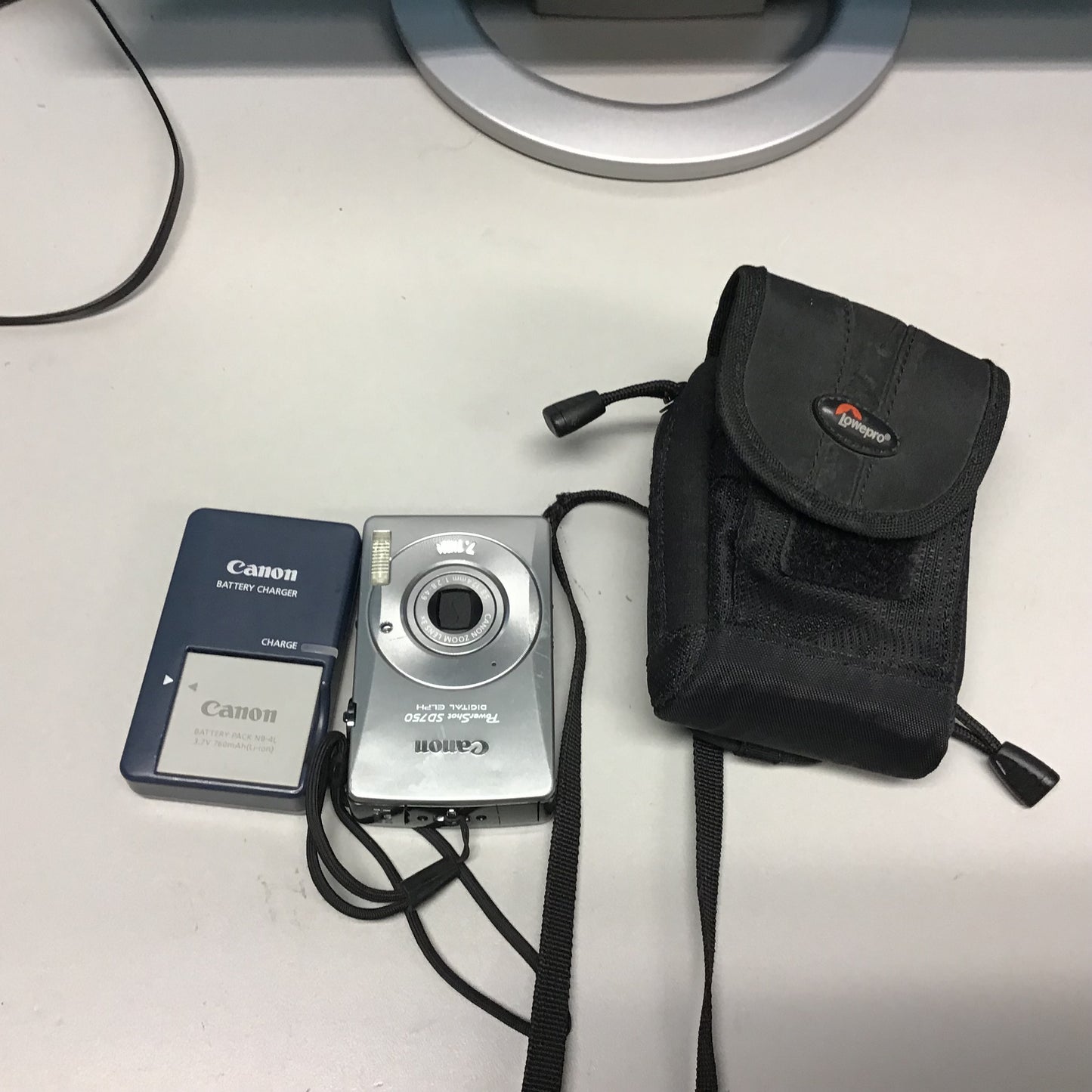Canon PowerShot SD750 (With Case and Battery)